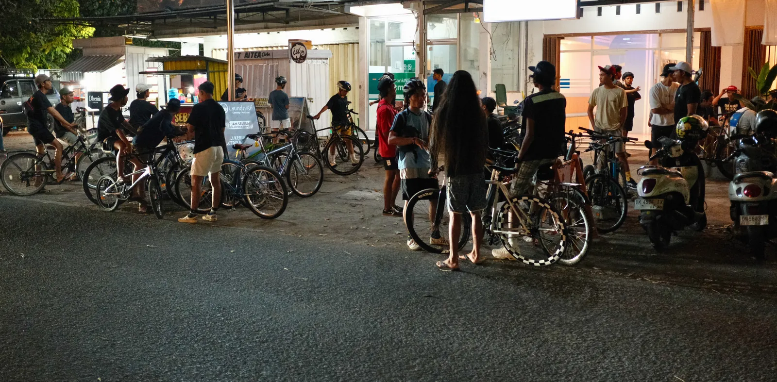 Peserta berkumpul di depan Vodo Kopi