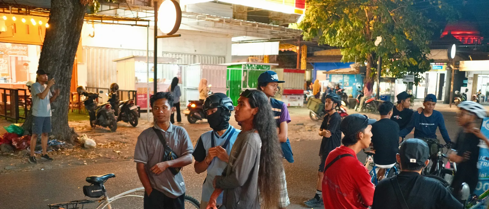 Peserta mengobrol sebelum berangkat